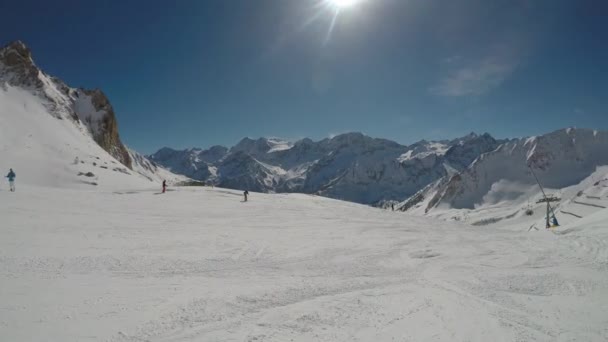 Skiën door de ogen van de skiër. — Stockvideo