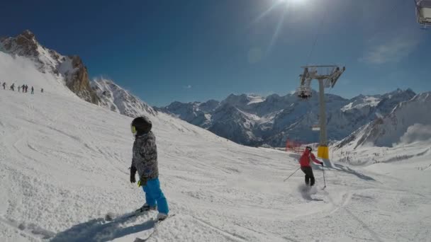 Skifahren durch die Augen des Skifahrers. — Stockvideo