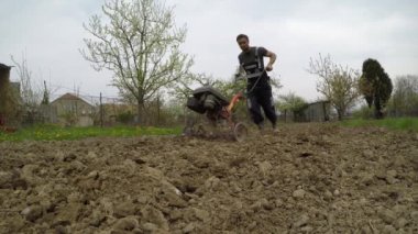 El motor closeup pulluk kil atma bıçak. Tarımsal arazi hazırlama üzerinde odaklanmak.