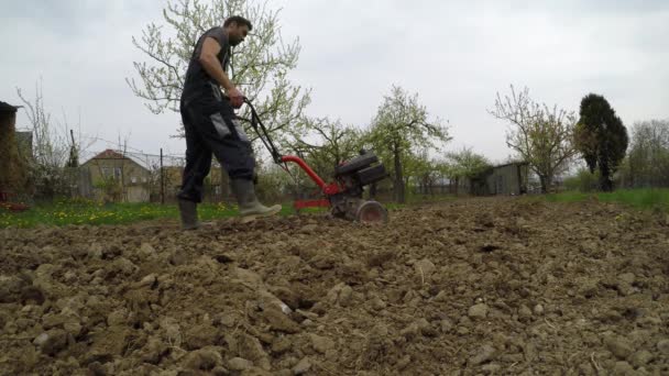 Крупним Планом Ручний Моторний Лезо Кидає Глину Фокус Підготовці Сільськогосподарських — стокове відео