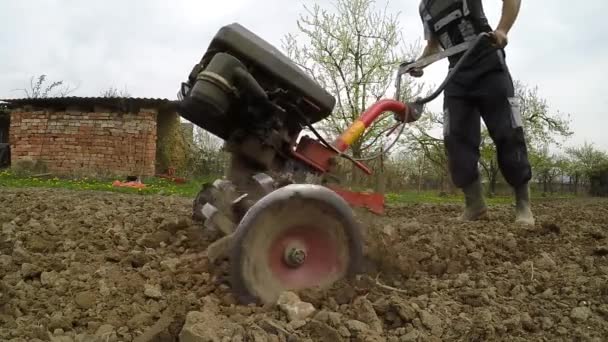 Fechar Mão Motor Arado Lâmina Jogando Argila Foco Preparação Terras — Vídeo de Stock