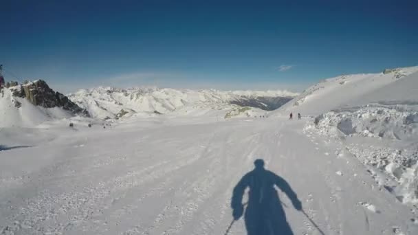 滑雪穿过滑雪者的眼睛 欧洲一个美丽的度假胜地滑雪的稳定轨道记录 — 图库视频影像