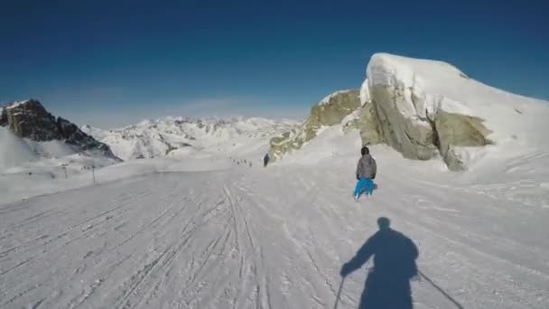 Skiën Door Ogen Van Skiër Gestabiliseerde Spoorverslag Van Het Skiën — Stockvideo