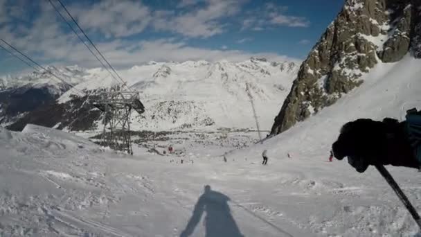 Skifahren durch die Augen des Skifahrers. Stabilisierte Erfolgsbilanz des Skifahrens in einem schönen Skigebiet in Europa.