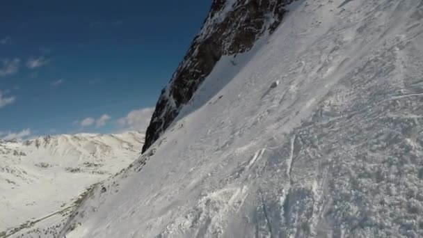 滑雪穿过滑雪者的眼睛 欧洲一个美丽的度假胜地滑雪的稳定轨道记录 — 图库视频影像