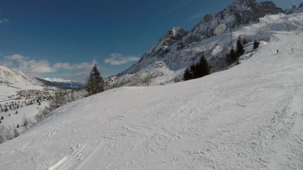 スキーヤーの目を通してスキー ヨーロッパの美しいリゾートでのスキーの安定化の実績 — ストック動画