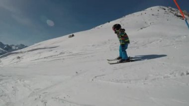 Küçük çocuk Kayak. Küçük çocuk Kayak keyfi. Çocuk Kayak öğrenme.