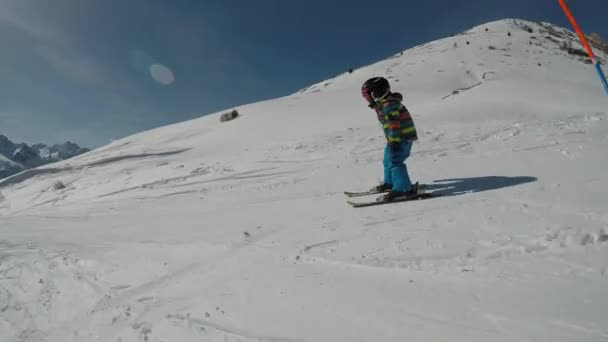 Liten Pojke Skidåkning Liten Pojke Njuta Skidåkning Barn Lära Sig — Stockvideo