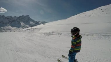 Küçük çocuk Kayak. Küçük çocuk Kayak keyfi. Çocuk Kayak öğrenme.