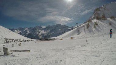 Kayak Merkezi Panoraması. Düz video Alpleri'nde Kayak Merkezi ateş.