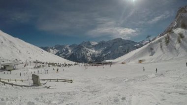 Kayak Merkezi Panoraması. Düz video Alpleri'nde Kayak Merkezi ateş.