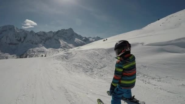 Μικρό Αγόρι Σκι Μικρό Αγόρι Που Απολαμβάνουν Σκι Παιδί Μαθαίνει — Αρχείο Βίντεο