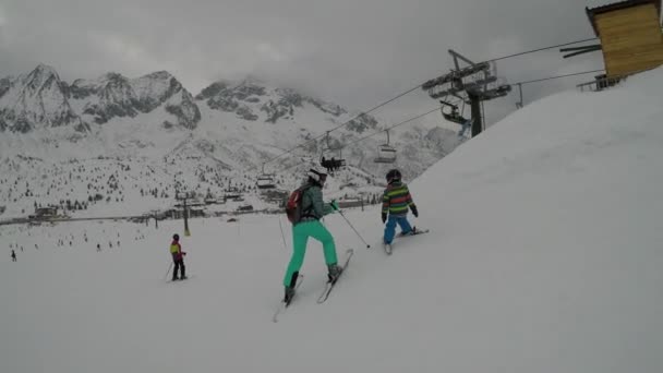 Niño Pequeño Esquiando Los Alpes Aprenden Esquiar Con Sus Padres — Vídeo de stock
