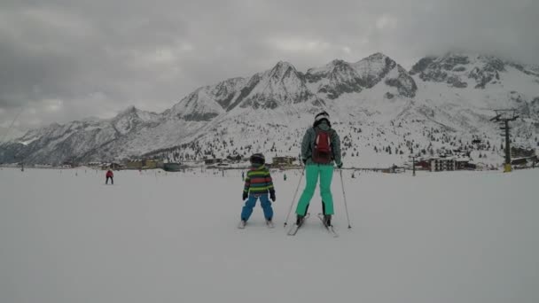 Jongetje Skiën Alps Son Bij Het Skiën Leren Skiën Met — Stockvideo