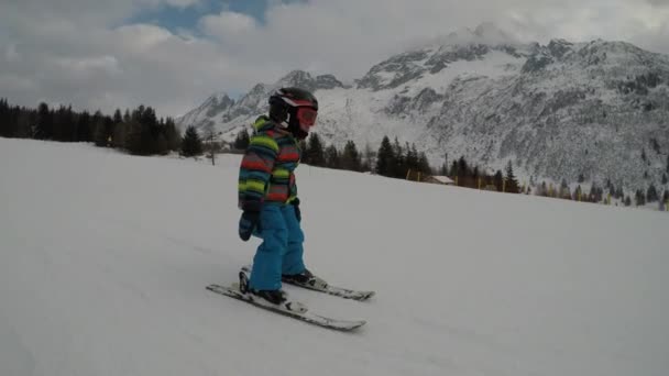 Ragazzino Che Sciava Sulle Alpi Con Genitori Ragazzo Con Suo — Video Stock