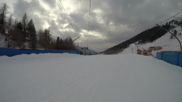 Mały Chłopiec Jeżdżący Nartach Alpach Rodzicami Chłopiec Ojcem Selfie — Wideo stockowe