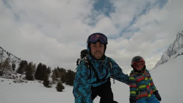 Mały Chłopiec Jeżdżący Nartach Alpach Rodzicami Chłopiec Ojcem Selfie — Wideo stockowe