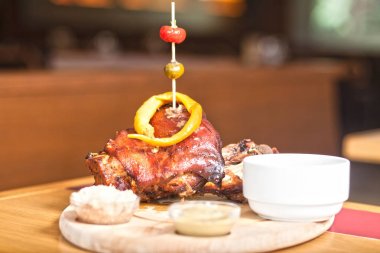 (Görüntü, sığ Dof Renk tonlu sebze ve sarımsak ile kavrulmuş domuz knuckle).