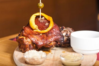 (Görüntü, sığ Dof Renk tonlu sebze ve sarımsak ile kavrulmuş domuz knuckle).