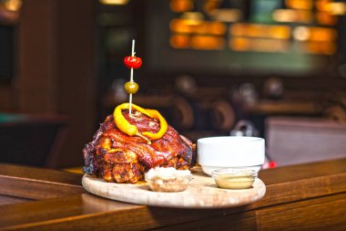 (Görüntü, sığ Dof Renk tonlu sebze ve sarımsak ile kavrulmuş domuz knuckle).