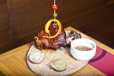 Kızarmış domuz budu.