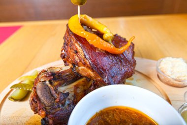 (Görüntü, sığ Dof Renk tonlu sebze ve sarımsak ile kavrulmuş domuz knuckle).