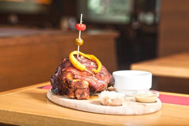 Kızarmış domuz budu.