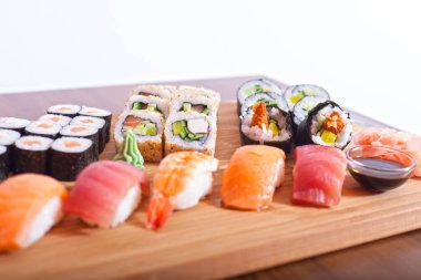 Gerçek Japon Suşi (renk tonlu görüntü, sığ DOF).