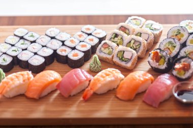 Gerçek Japon Suşi (renk tonlu görüntü, sığ DOF).