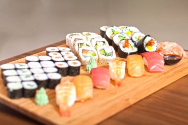 Gerçek Japon Suşi (renk tonlu görüntü, sığ DOF).