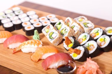 Gerçek Japon Suşi (renk tonlu görüntü, sığ DOF).