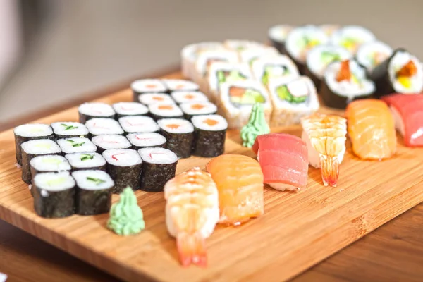 Gerçek Japon Suşi (renk tonlu görüntü, sığ DOF).