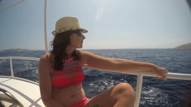 Güzel Bir Genç Kadının Bir Tekne Yolculuğu Sahil Çevresinde — Stok video