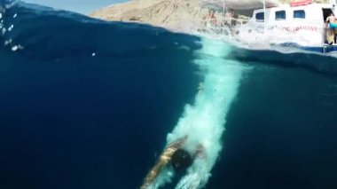 Suya atlamak. Genç adam suya atlama. Sualtı çekim. Ağır çekim.