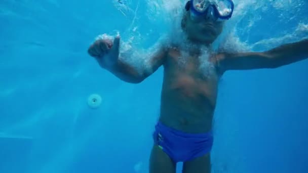 水に飛び込みます 少年は水に飛び込みます 水中撮影 スローモーション — ストック動画
