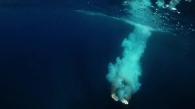 Suya atlamak. Genç adam suya atlama. Sualtı çekim. Ağır çekim.