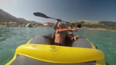 Deniz kayağı sürme. Baba ve oğul sürücü etrafında bir kayık deniz kıyısında.