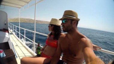 Genç bir çift deniz yelkenli bir teknede. 
