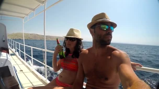 A young couple on a boat sailing off the sea. — Stock Video