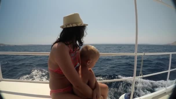 Montar Barco Por Mar Mother Hijo Disfrutan Paseos Barco Por — Vídeos de Stock