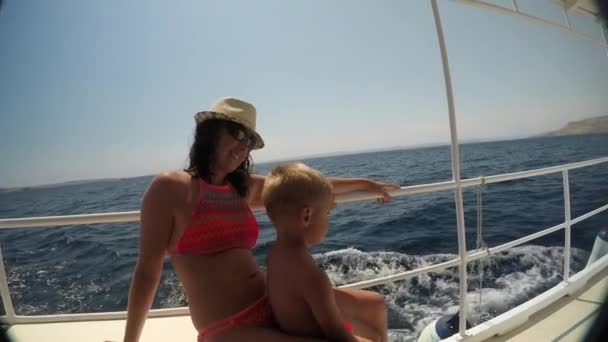 Montar Barco Por Mar Mother Hijo Disfrutan Paseos Barco Por — Vídeos de Stock