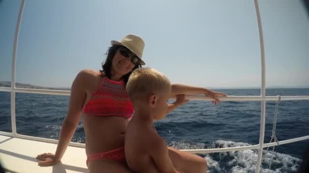 Montar Barco Por Mar Mother Hijo Disfrutan Paseos Barco Por — Vídeos de Stock