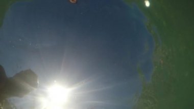 Küçük çocuk dalış yapan bir çocuğun yavaş çekiminde batıyor. Ağır çekim. Su altı çekimi..