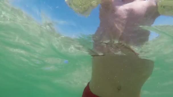 Kleiner Junge Der Meer Versinkt Langsame Aufnahme Eines Tauchenden Jungen — Stockvideo