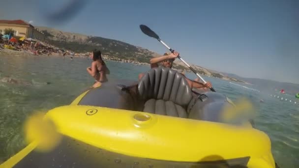 Rider Havskajak Far Och Son Köra Runt Kusten Kajak — Stockvideo