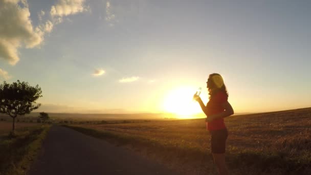 Kör Solnedgången Ung Kvinna Dricksvatten Löpande Träning Slow Motion Avsiktligt — Stockvideo