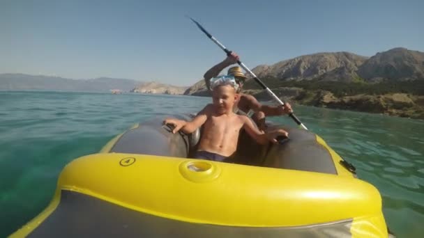 乘坐海上皮艇 父亲和儿子驾着独木舟在海边航行 — 图库视频影像