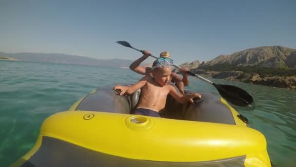 Montar Kayak Mar Padre Hijo Conducen Alrededor Costa Del Mar — Vídeos de Stock