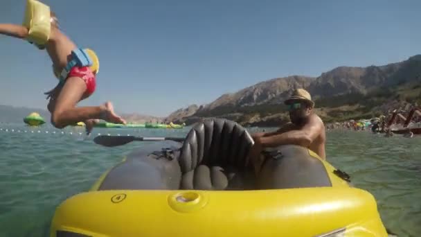 乘坐海上皮艇 父亲和儿子驾着独木舟在海边航行 — 图库视频影像