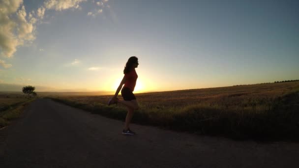 Haga Ejercicio Atardecer Una Mujer Joven Descansando Estirando Los Músculos — Vídeos de Stock